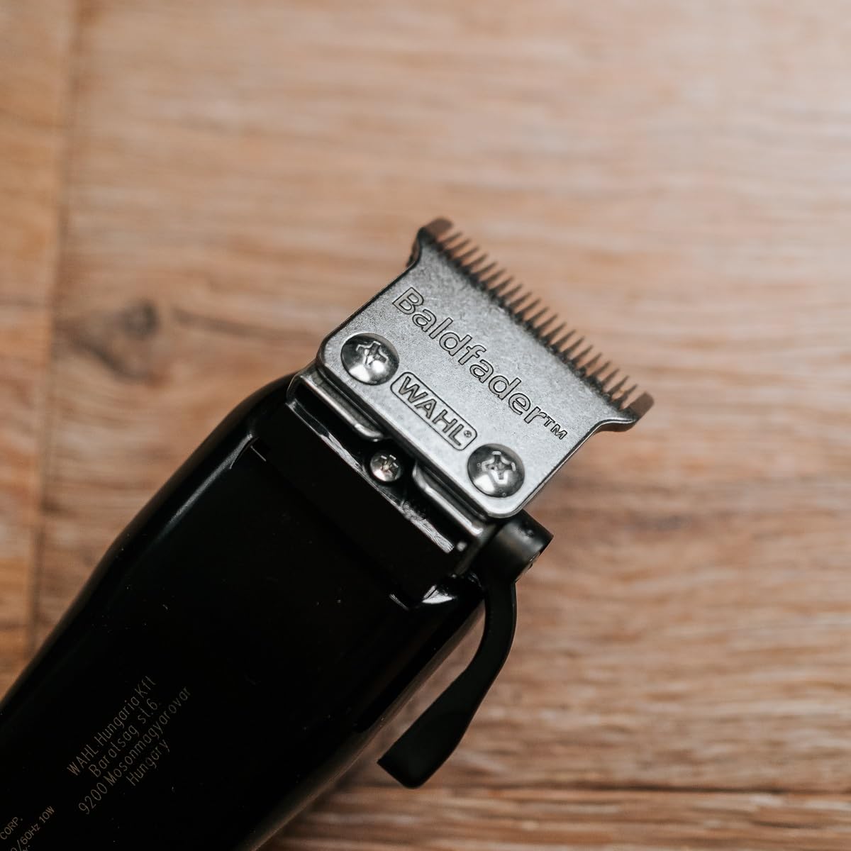 wahl-baldfader-tondeuse-cheveux-filaire-levier-de-r-glage-1-3-mm-8-peignes-1-5-1 image 4